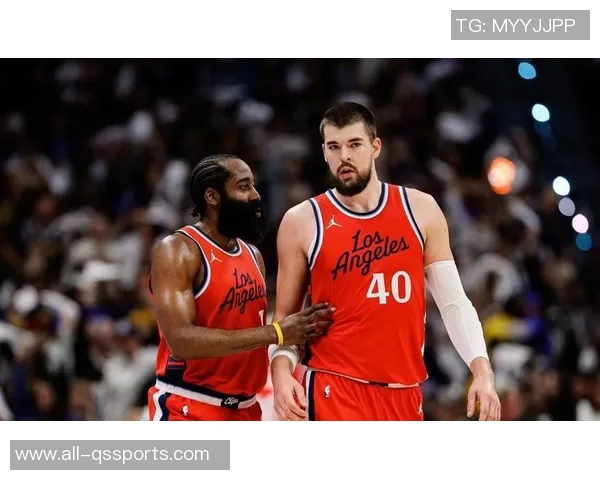 哈登谈球队配合训练称赞祖巴茨与科林斯的默契与随机应变能力 哈登谈球队配合训练称赞祖巴茨与科林斯的默契与随机应变能力