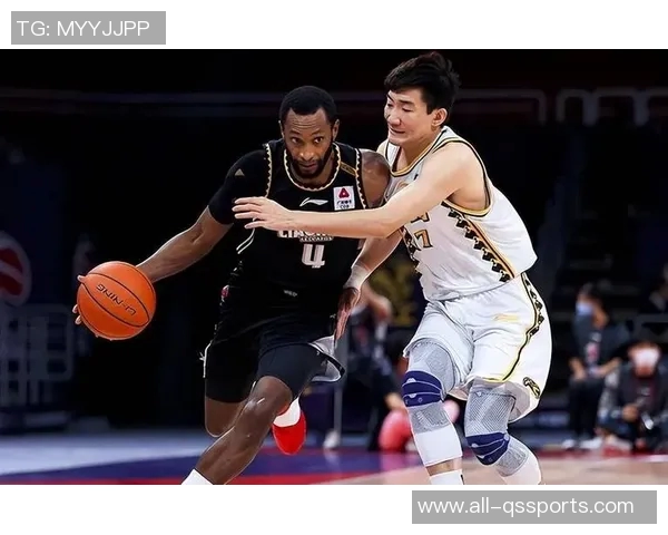 克尼佩尔第四节发力稍晚13投5中贡献14分4篮板3助攻三分球命中率不佳